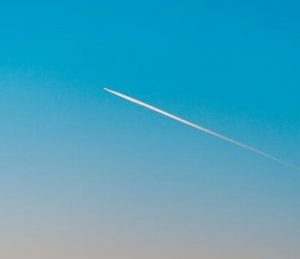 Nata-per-viaggiare-striscia-che-cammina-in-cielo